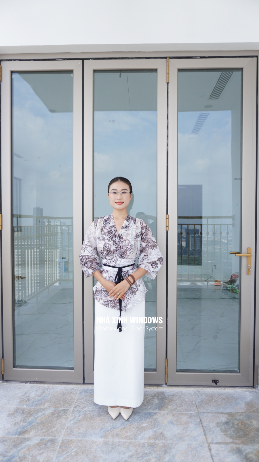 Góc chụp chính diện hệ cửa xếp trượt ba cánh hệ 80 tại công trình.